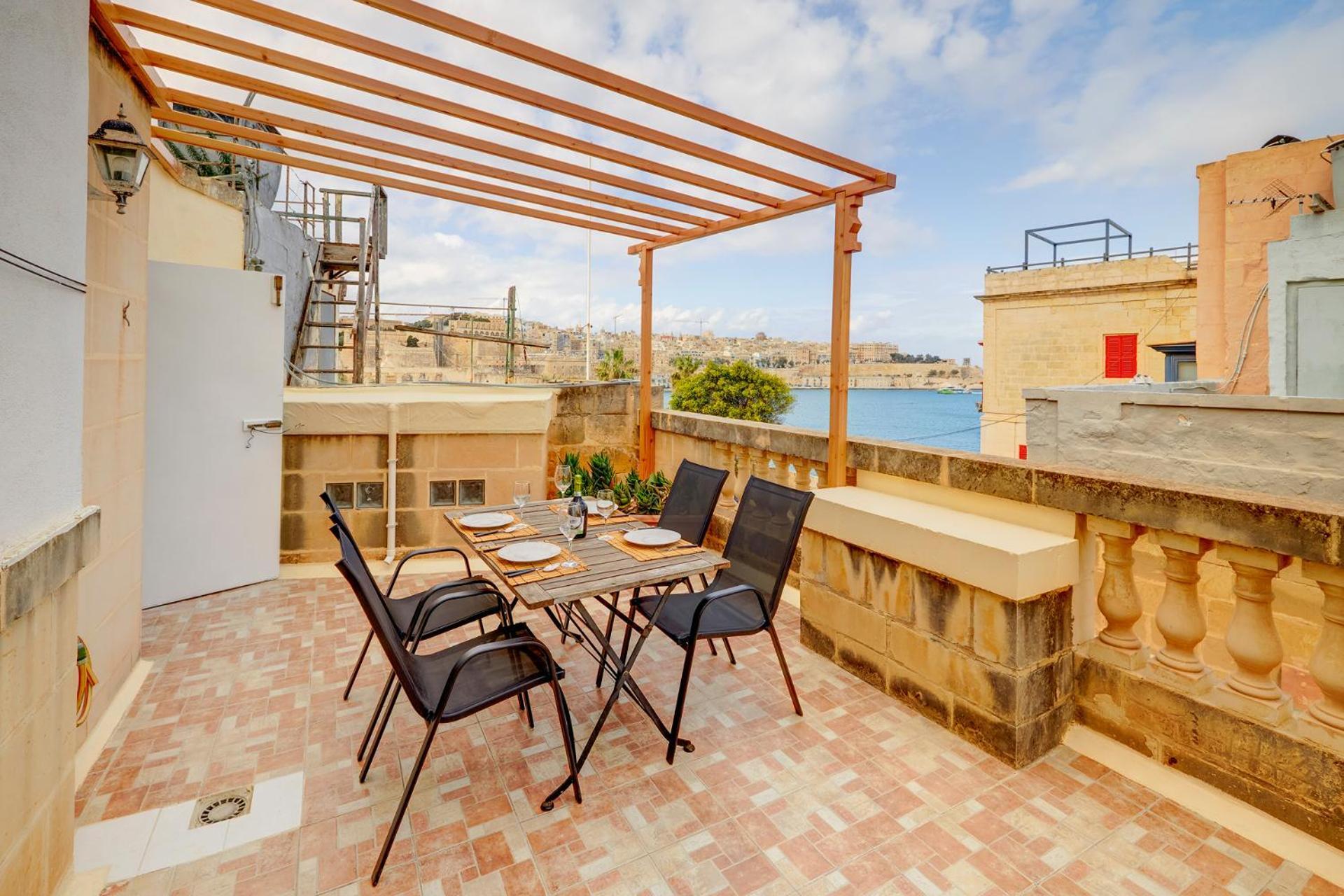 Traditional Maltese Townhouse, Roof Terrace And Views Сенглея Экстерьер фото
