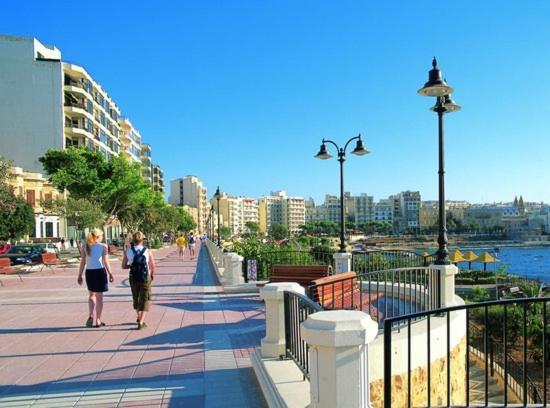 Traditional Maltese Townhouse, Roof Terrace And Views Сенглея Экстерьер фото