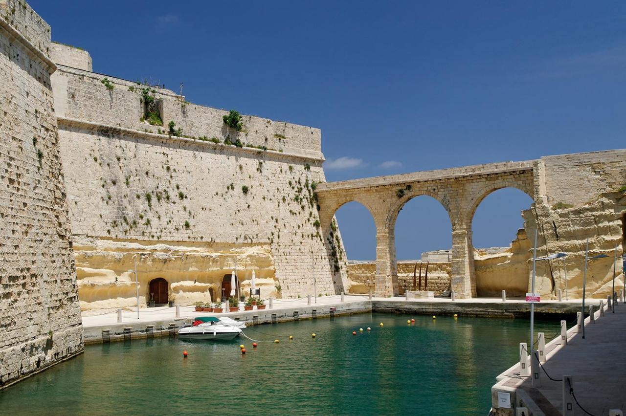 Traditional Maltese Townhouse, Roof Terrace And Views Сенглея Экстерьер фото